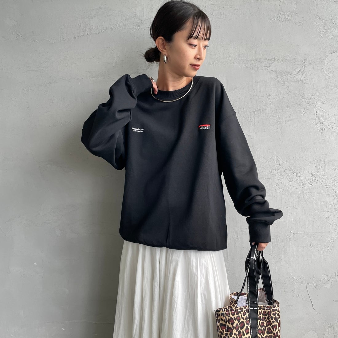 JEANSFACTORY × NANGA [ジーンズファクトリー × ナンガ] 別注 バック刺繍ロゴ クルーネックスウェット [NW2505-JF] BLACK &&モデル身長：150cm 着用サイズ：S&&