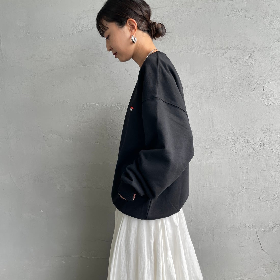 JEANSFACTORY × NANGA [ジーンズファクトリー × ナンガ] 別注 バック刺繍ロゴ クルーネックスウェット [NW2505-JF] BLACK &&モデル身長：150cm 着用サイズ：S&&