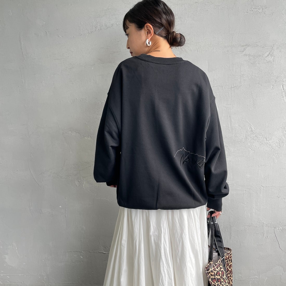 JEANSFACTORY × NANGA [ジーンズファクトリー × ナンガ] 別注 バック刺繍ロゴ クルーネックスウェット [NW2505-JF] BLACK &&モデル身長：150cm 着用サイズ：S&&