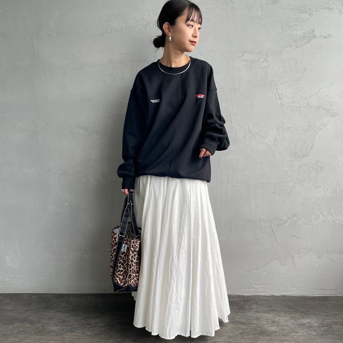 JEANSFACTORY × NANGA [ジーンズファクトリー × ナンガ] 別注 バック刺繍ロゴ クルーネックスウェット [NW2505-JF] BLACK &&モデル身長：150cm 着用サイズ：S&&