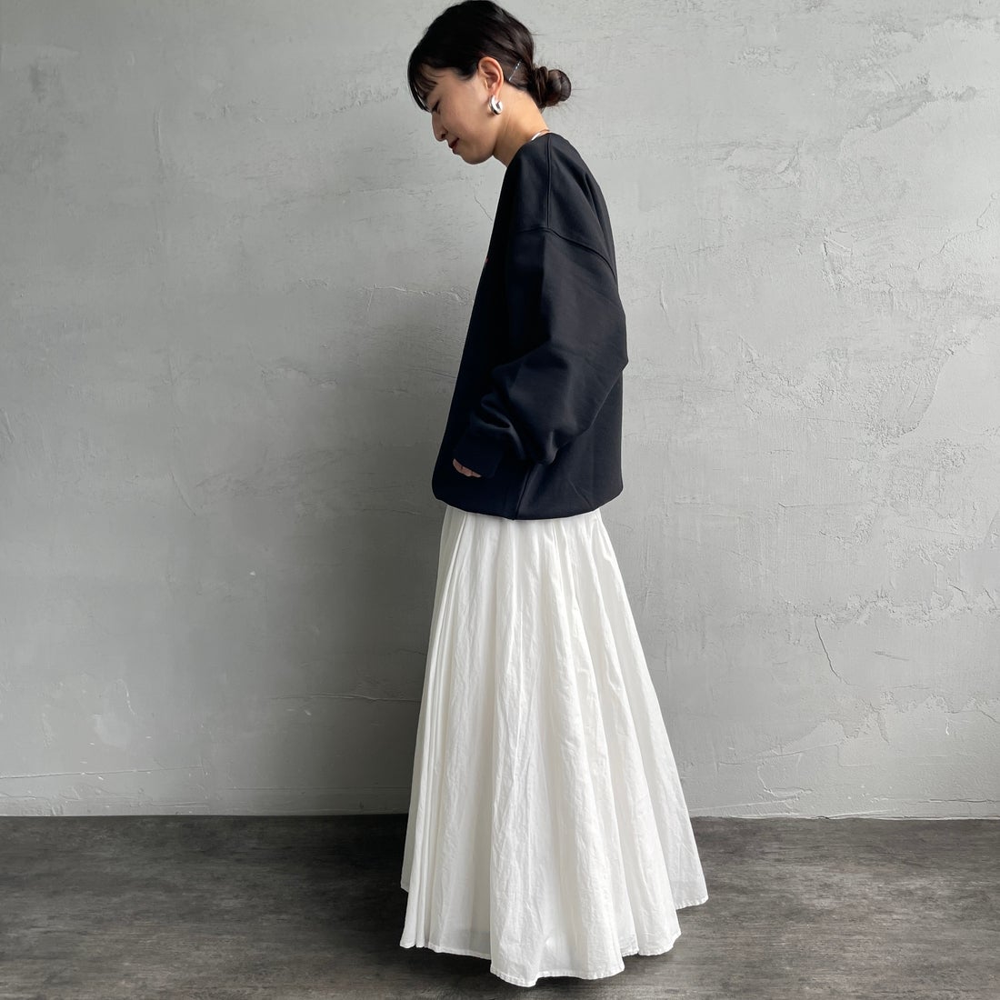 JEANSFACTORY × NANGA [ジーンズファクトリー × ナンガ] 別注 バック刺繍ロゴ クルーネックスウェット [NW2505-JF] BLACK &&モデル身長：150cm 着用サイズ：S&&