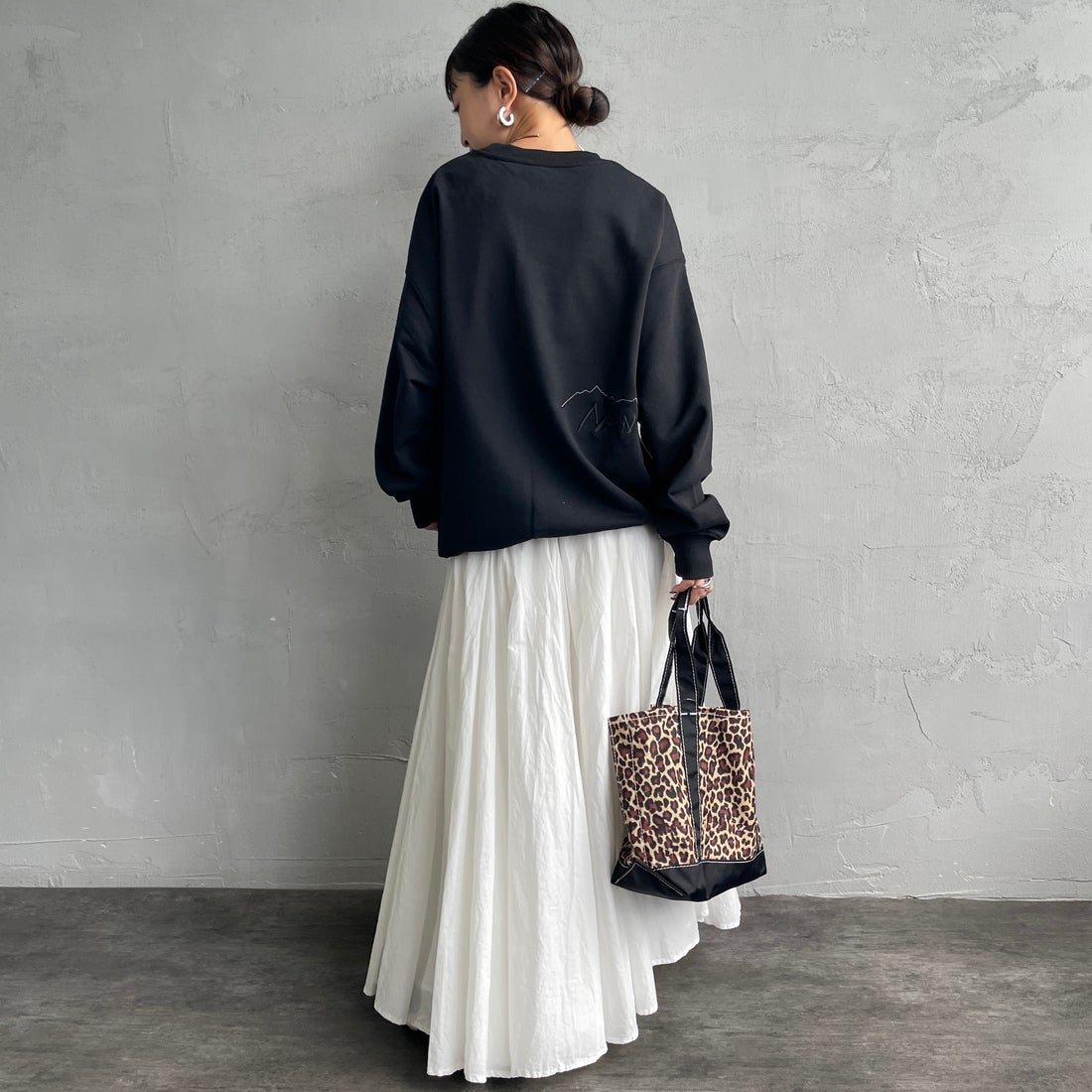 JEANSFACTORY × NANGA [ジーンズファクトリー × ナンガ] 別注 バック刺繍ロゴ クルーネックスウェット [NW2505-JF] BLACK &&モデル身長：150cm 着用サイズ：S&&