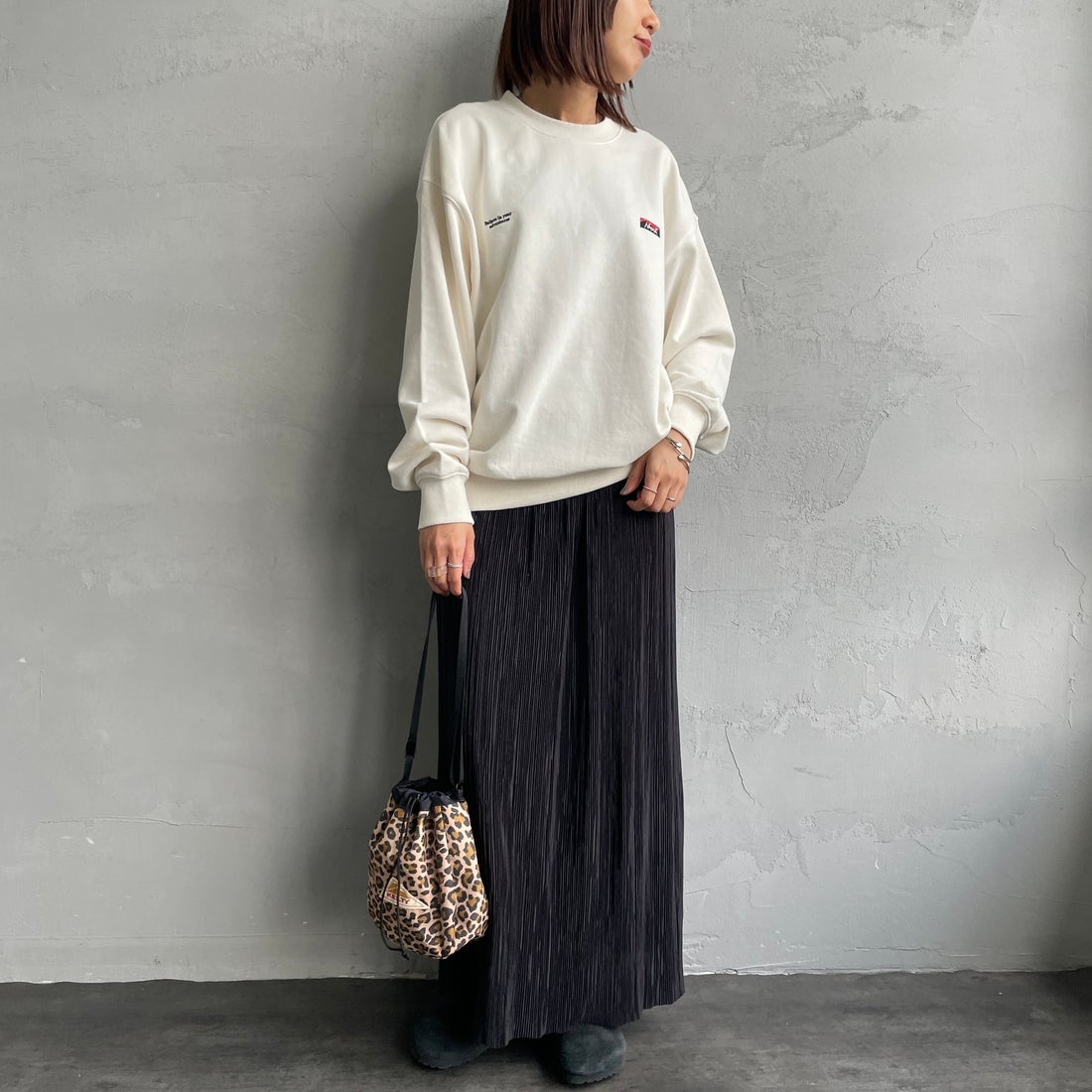 JEANSFACTORY × NANGA [ジーンズファクトリー × ナンガ] 別注 バック刺繍ロゴ クルーネックスウェット [NW2505-JF] WHITE &&モデル身長：159cm 着用サイズ：S&&