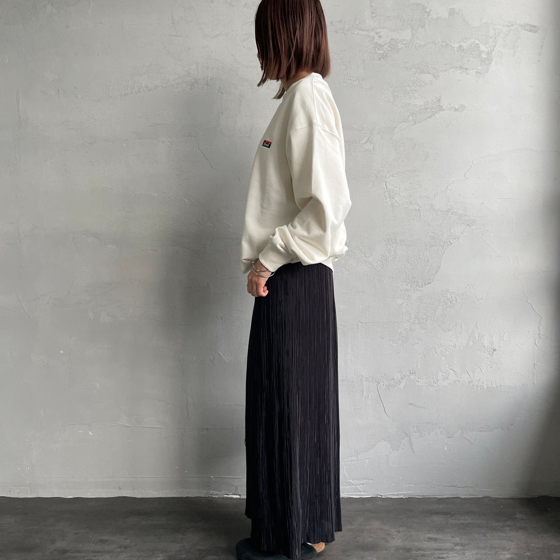 JEANSFACTORY × NANGA [ジーンズファクトリー × ナンガ] 別注 バック刺繍ロゴ クルーネックスウェット [NW2505-JF] WHITE &&モデル身長：159cm 着用サイズ：S&&