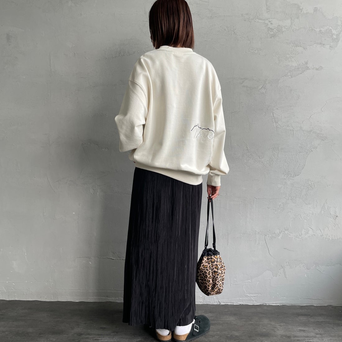 JEANSFACTORY × NANGA [ジーンズファクトリー × ナンガ] 別注 バック刺繍ロゴ クルーネックスウェット [NW2505-JF] WHITE &&モデル身長：159cm 着用サイズ：S&&