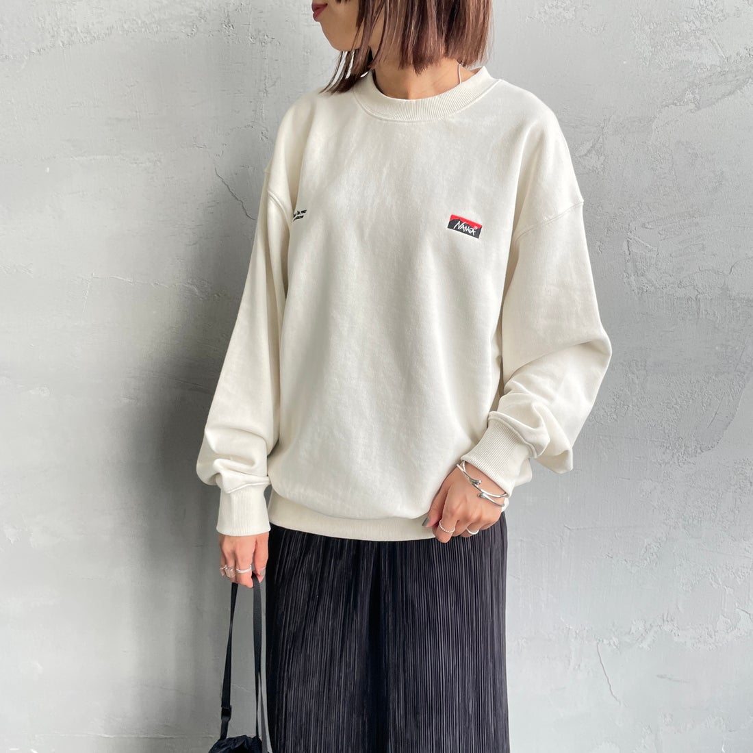 JEANSFACTORY × NANGA [ジーンズファクトリー × ナンガ] 別注 バック刺繍ロゴ クルーネックスウェット [NW2505-JF] WHITE &&モデル身長：159cm 着用サイズ：S&&