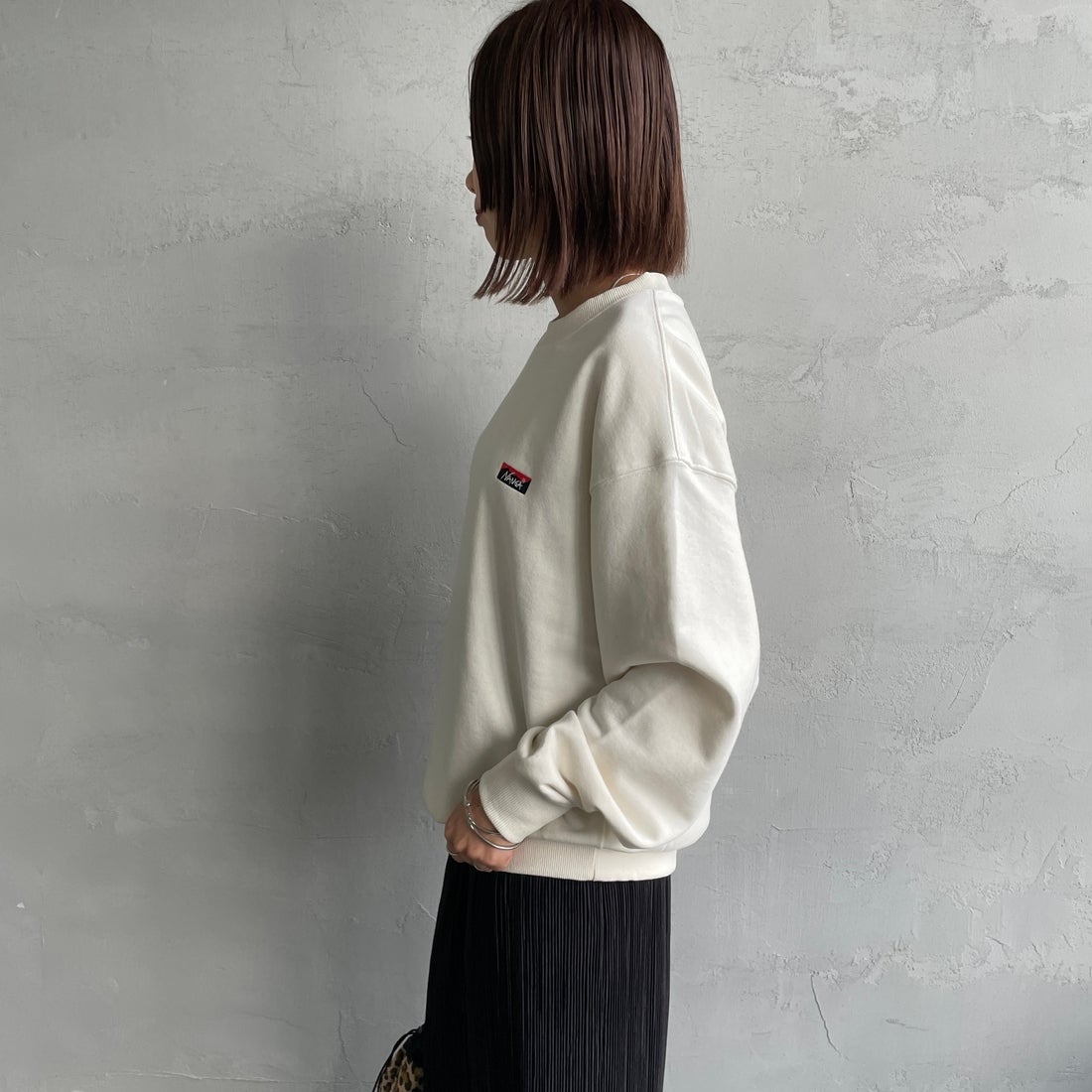 JEANSFACTORY × NANGA [ジーンズファクトリー × ナンガ] 別注 バック刺繍ロゴ クルーネックスウェット [NW2505-JF] WHITE &&モデル身長：159cm 着用サイズ：S&&