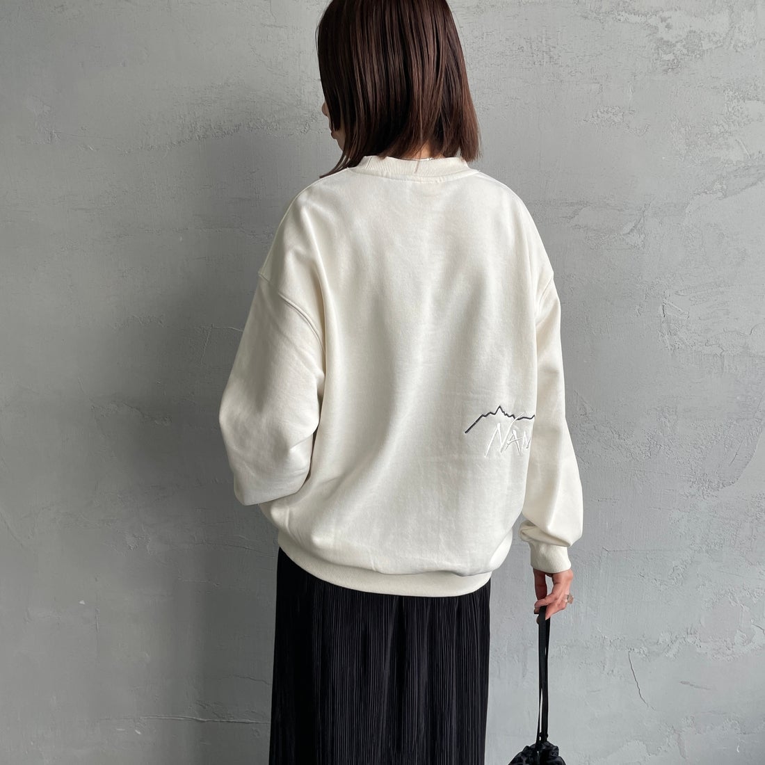 JEANSFACTORY × NANGA [ジーンズファクトリー × ナンガ] 別注 バック刺繍ロゴ クルーネックスウェット [NW2505-JF] WHITE &&モデル身長：159cm 着用サイズ：S&&