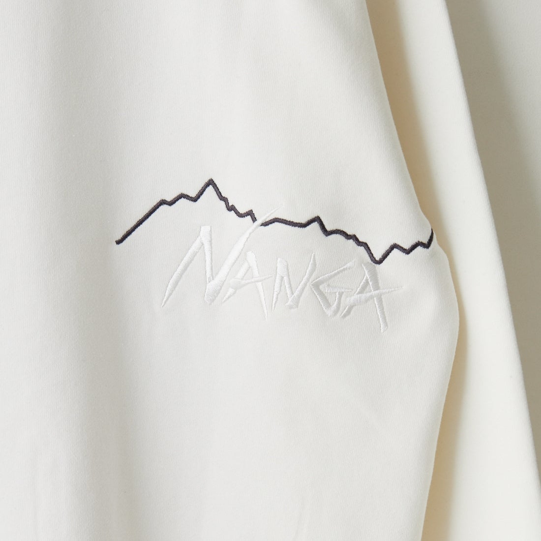 JEANSFACTORY × NANGA [ジーンズファクトリー × ナンガ] 別注 バック刺繍ロゴ クルーネックスウェット [NW2505-JF] WHITE
