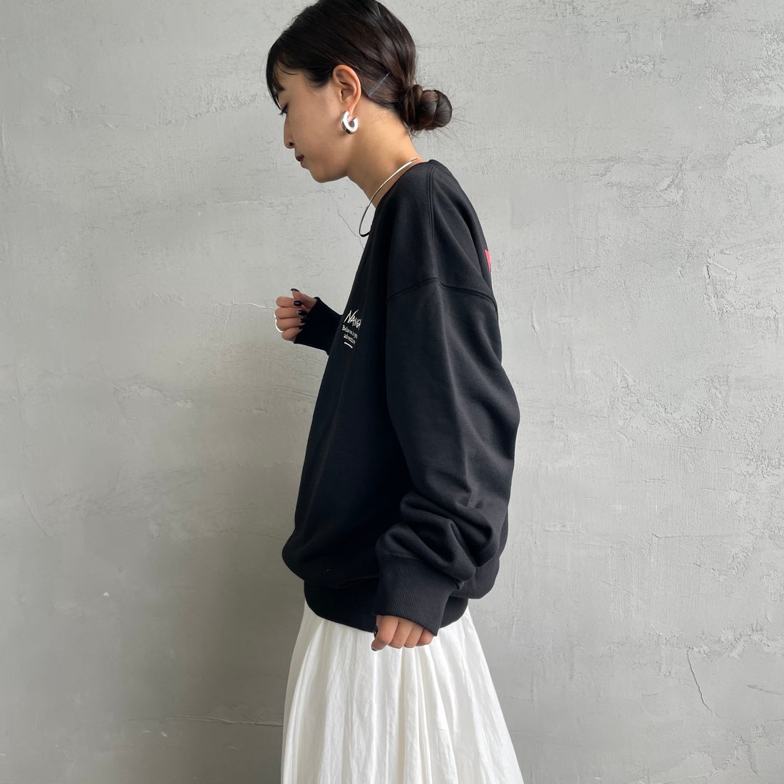 JEANSFACTORY × NANGA [ジーンズファクトリー × ナンガ] 別注 ヒストリーロゴ バックプリントスウェット [NW2506-JF] BLACK &&モデル身長：150cm 着用サイズ：S&&