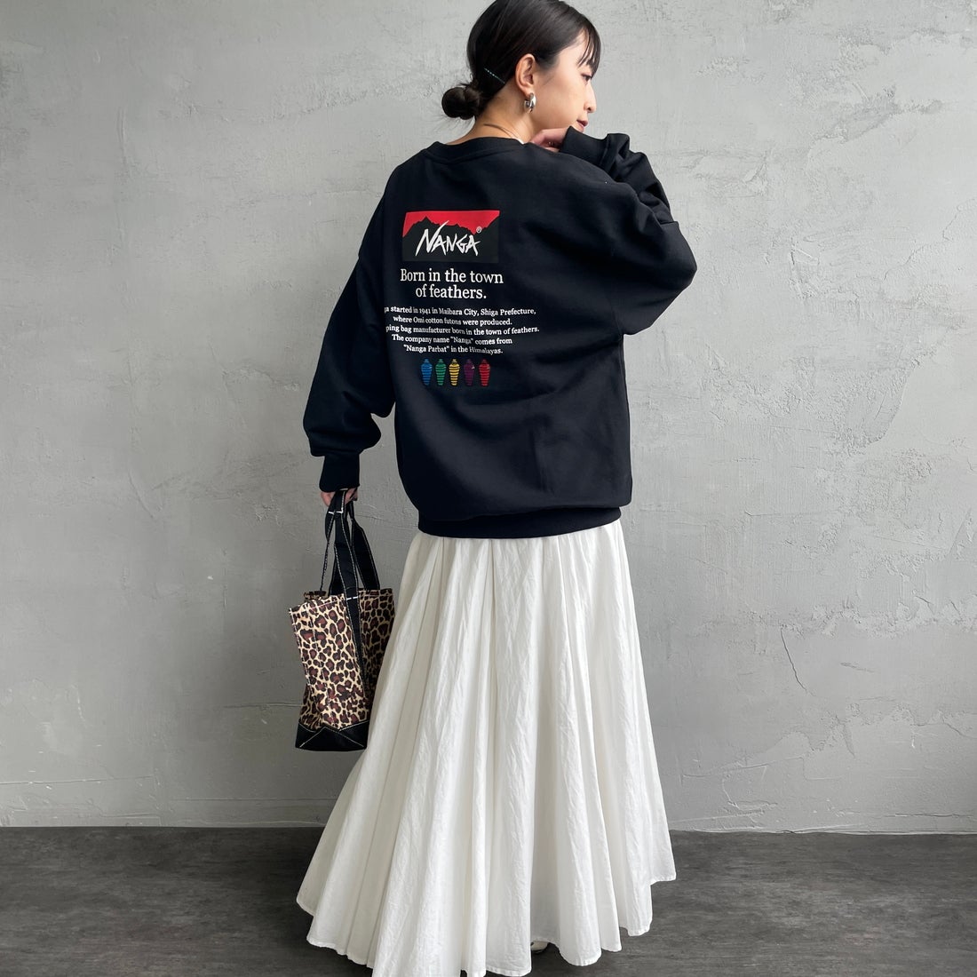 JEANSFACTORY × NANGA [ジーンズファクトリー × ナンガ] 別注 ヒストリーロゴ バックプリントスウェット [NW2506-JF] BLACK &&モデル身長：150cm 着用サイズ：S&&