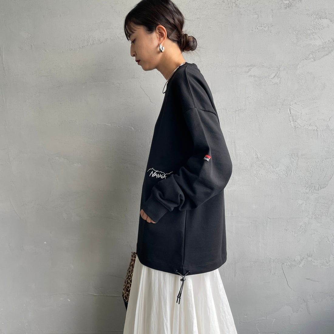 JEANSFACTORY × NANGA [ジーンズファクトリー × ナンガ] 別注 ワンポイント刺繍ロゴ ドローコードスウェット [NW2507-JF] BLACK &&モデル身長：150cm 着用サイズ：S&&