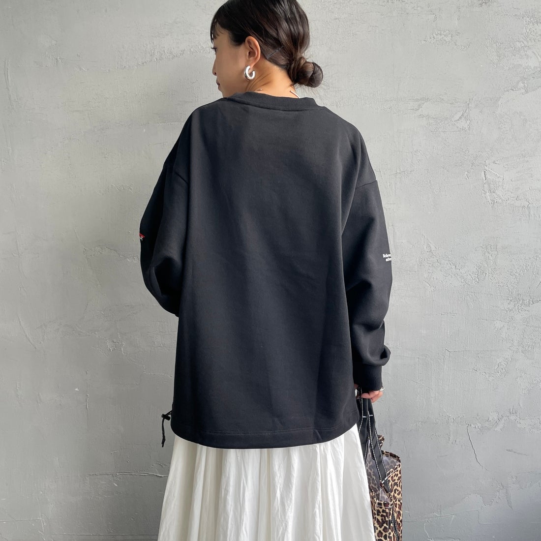 JEANSFACTORY × NANGA [ジーンズファクトリー × ナンガ] 別注 ワンポイント刺繍ロゴ ドローコードスウェット [NW2507-JF] BLACK &&モデル身長：150cm 着用サイズ：S&&