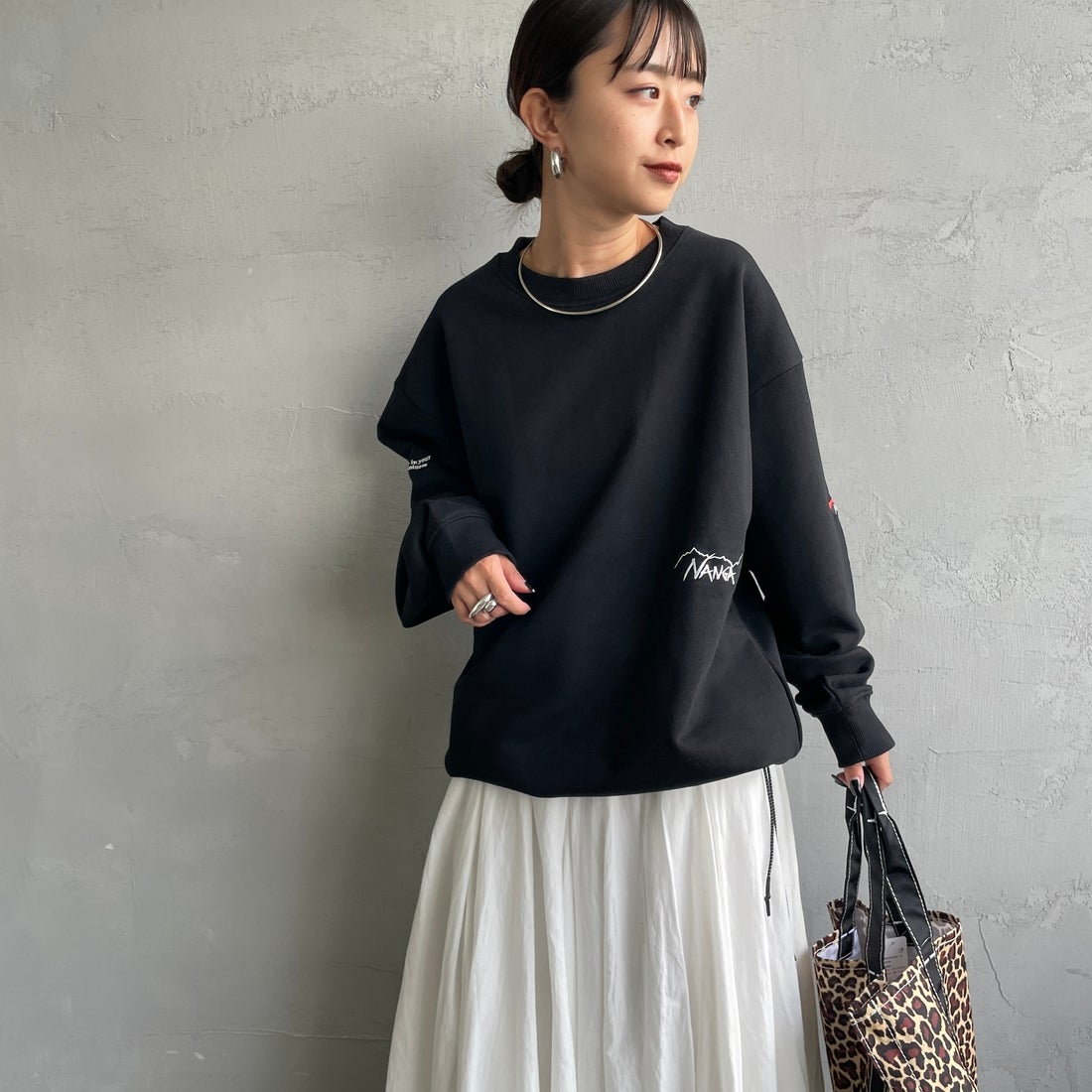 JEANSFACTORY × NANGA [ジーンズファクトリー × ナンガ] 別注 ワンポイント刺繍ロゴ ドローコードスウェット [NW2507-JF] BLACK &&モデル身長：150cm 着用サイズ：S&&