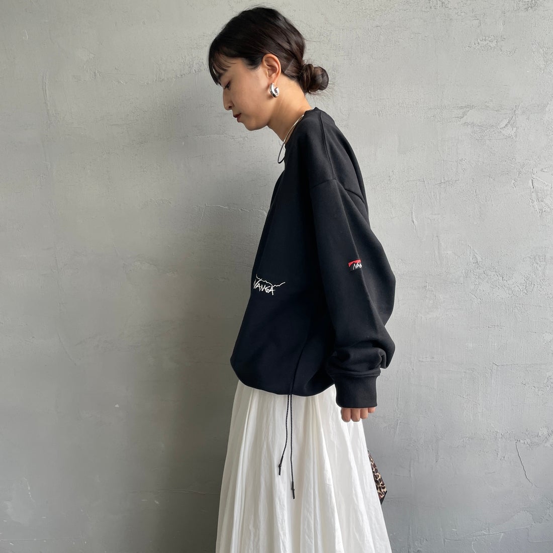JEANSFACTORY × NANGA [ジーンズファクトリー × ナンガ] 別注 ワンポイント刺繍ロゴ ドローコードスウェット [NW2507-JF] BLACK &&モデル身長：150cm 着用サイズ：S&&
