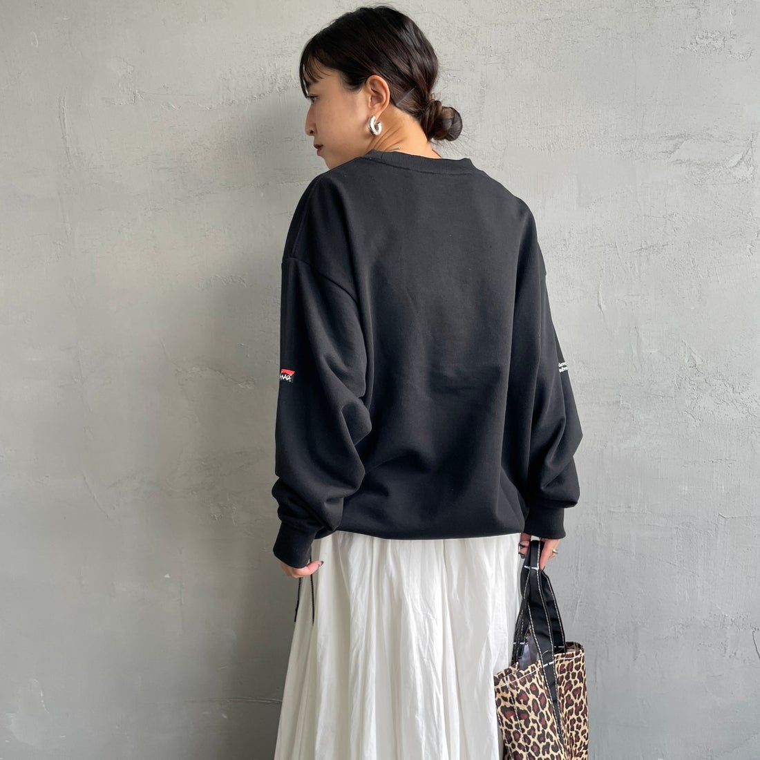 JEANSFACTORY × NANGA [ジーンズファクトリー × ナンガ] 別注 ワンポイント刺繍ロゴ ドローコードスウェット [NW2507-JF] BLACK &&モデル身長：150cm 着用サイズ：S&&