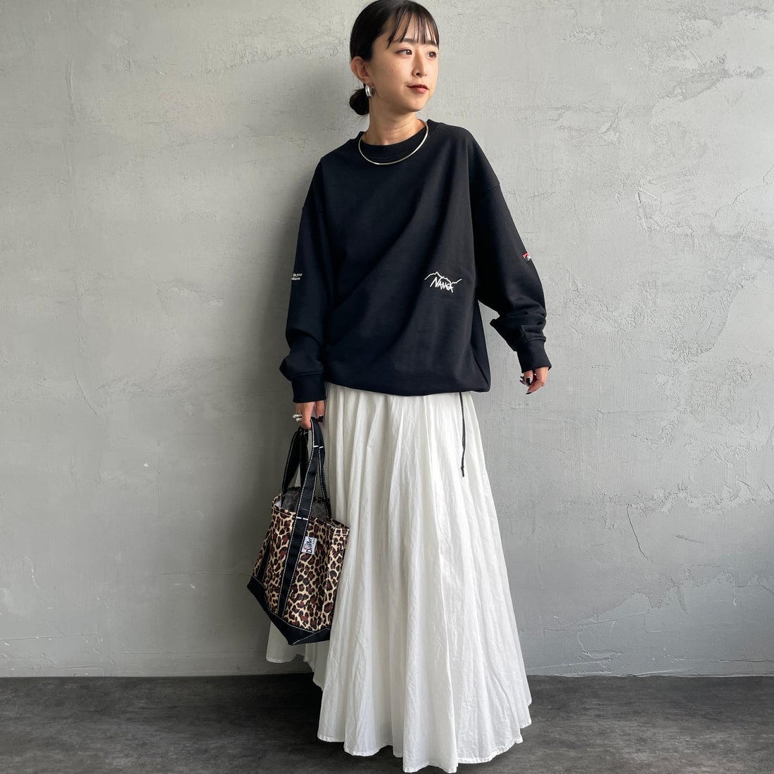 JEANSFACTORY × NANGA [ジーンズファクトリー × ナンガ] 別注 ワンポイント刺繍ロゴ ドローコードスウェット [NW2507-JF] BLACK &&モデル身長：150cm 着用サイズ：S&&