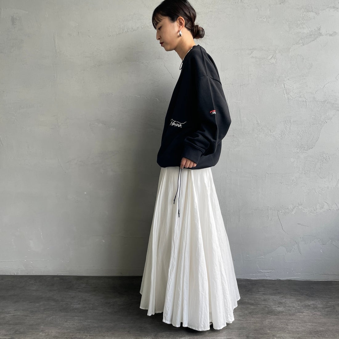 JEANSFACTORY × NANGA [ジーンズファクトリー × ナンガ] 別注 ワンポイント刺繍ロゴ ドローコードスウェット [NW2507-JF] BLACK &&モデル身長：150cm 着用サイズ：S&&