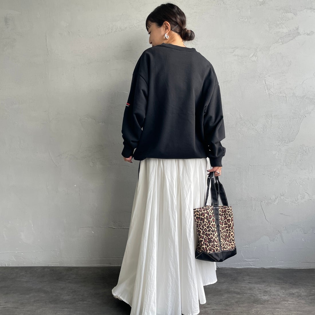 JEANSFACTORY × NANGA [ジーンズファクトリー × ナンガ] 別注 ワンポイント刺繍ロゴ ドローコードスウェット [NW2507-JF] BLACK &&モデル身長：150cm 着用サイズ：S&&