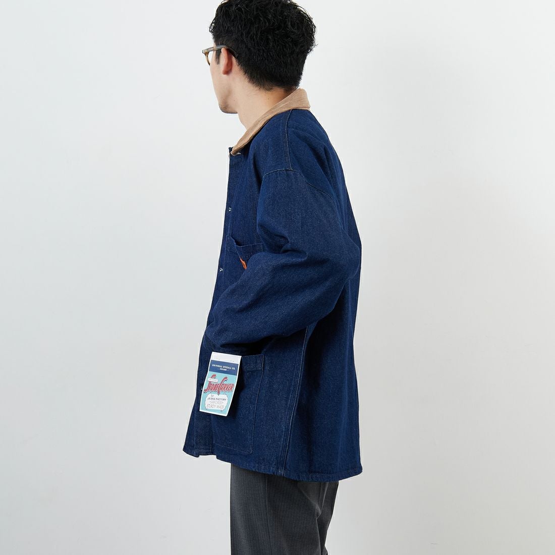 UNIVERSAL OVERALL [ユニバーサルオーバーオール] 別注 カバーオールジャケット [U2533225IN-JF] O.W BLUE &&モデル身長：168cm 着用サイズ：M&&