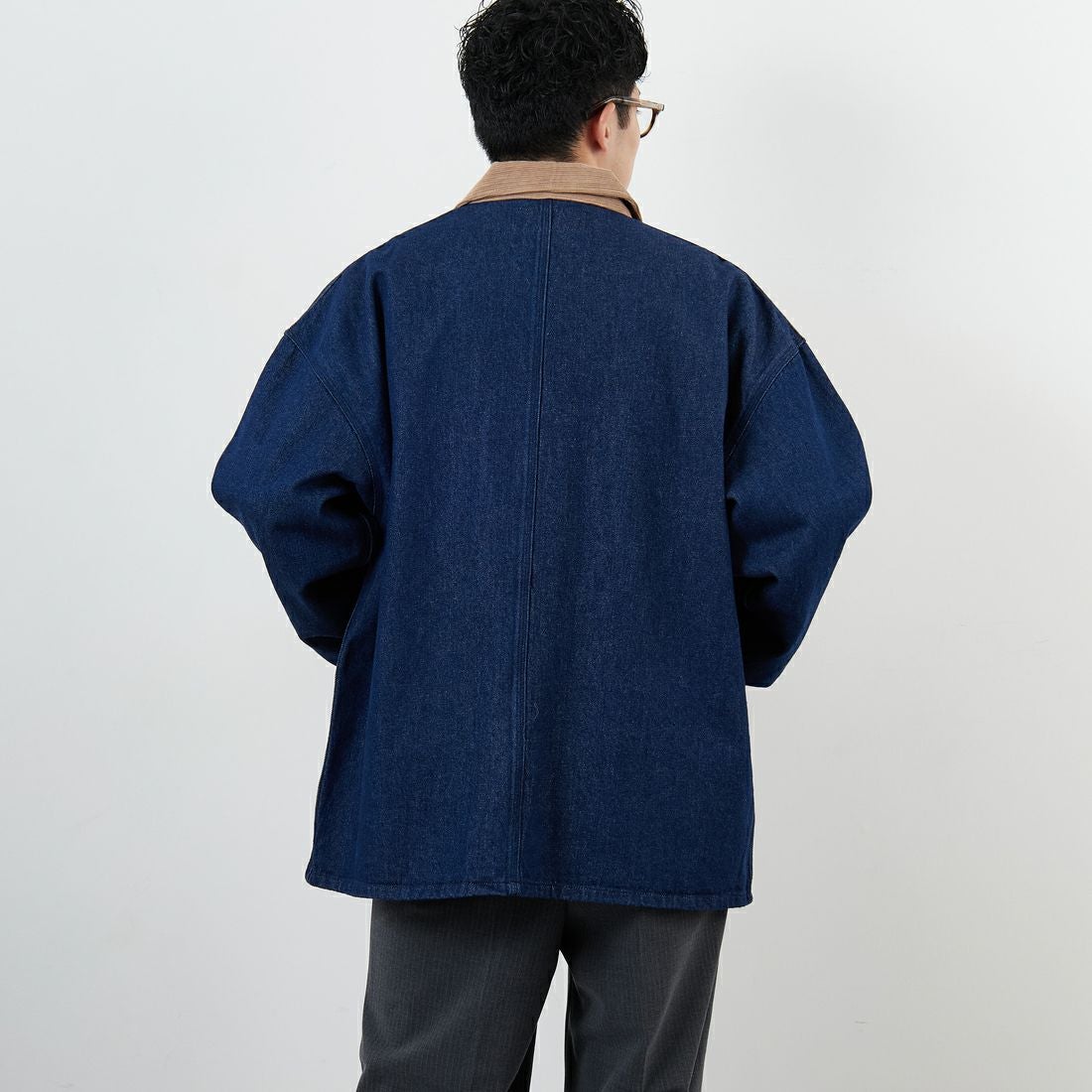 UNIVERSAL OVERALL [ユニバーサルオーバーオール] 別注 カバーオールジャケット [U2533225IN-JF] O.W BLUE &&モデル身長：168cm 着用サイズ：M&&