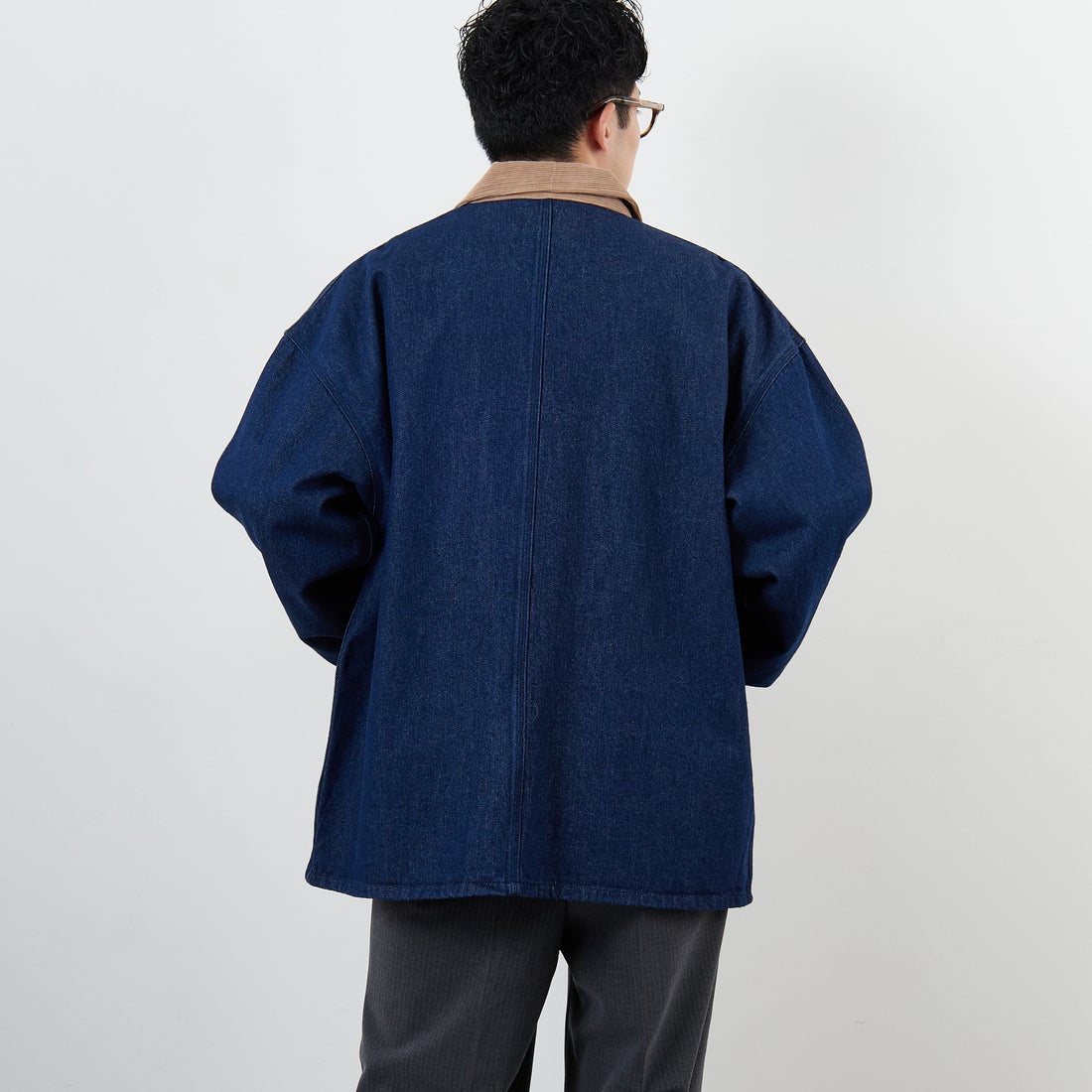 UNIVERSAL OVERALL [ユニバーサルオーバーオール] 別注 カバーオールジャケット [U2533225IN-JF] O.W BLUE &&モデル身長：168cm 着用サイズ：M&&