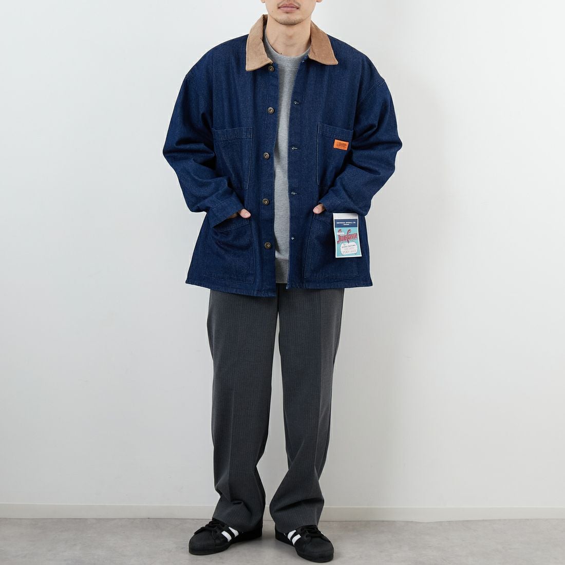 UNIVERSAL OVERALL [ユニバーサルオーバーオール] 別注 カバーオールジャケット [U2533225IN-JF] O.W BLUE &&モデル身長：168cm 着用サイズ：M&&