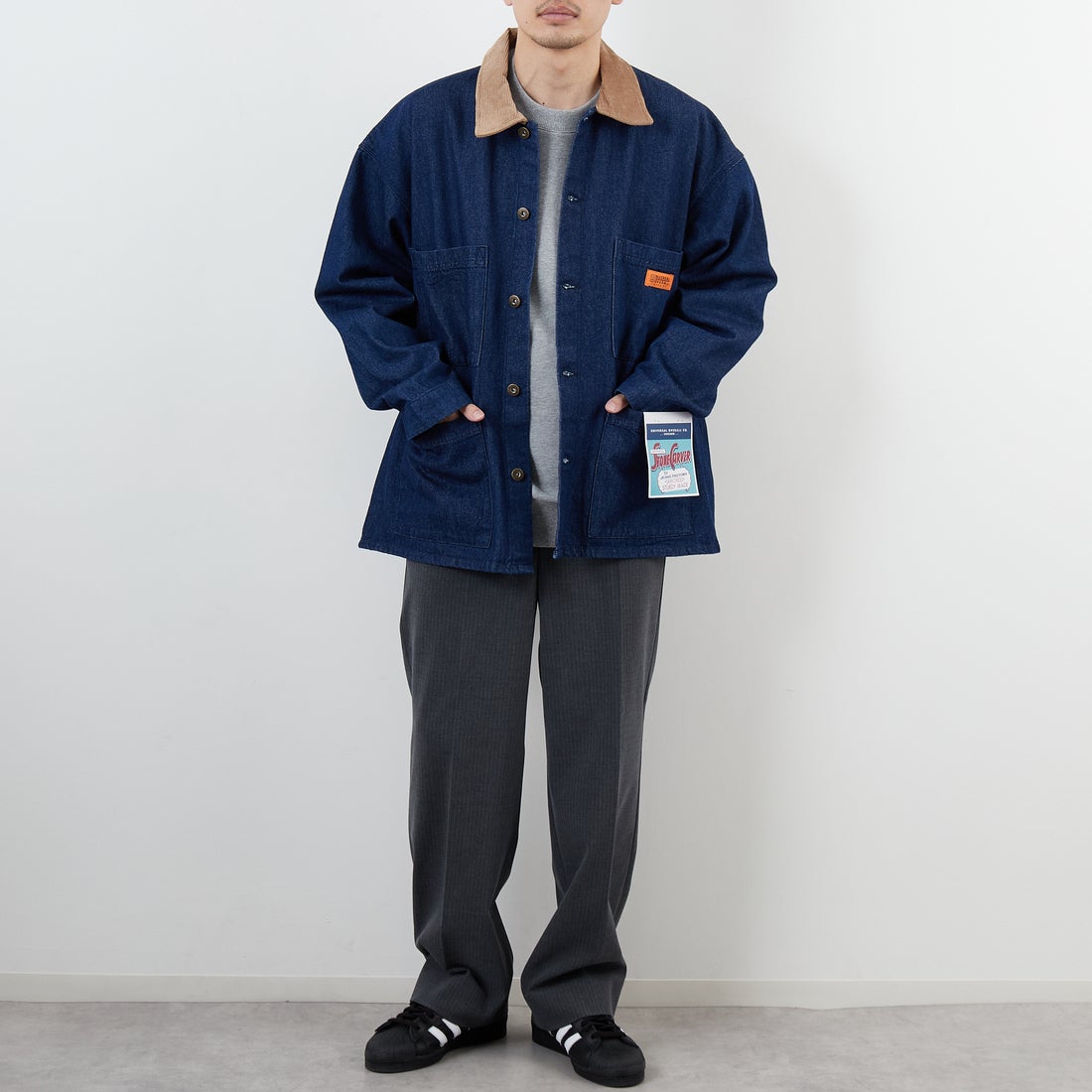 UNIVERSAL OVERALL [ユニバーサルオーバーオール] 別注 カバーオールジャケット [U2533225IN-JF] O.W BLUE &&モデル身長：168cm 着用サイズ：M&&