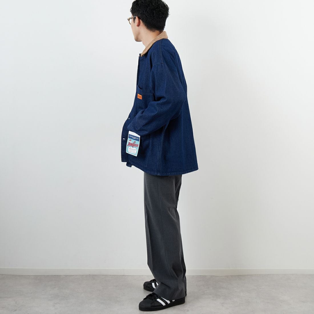 UNIVERSAL OVERALL [ユニバーサルオーバーオール] 別注 カバーオールジャケット [U2533225IN-JF] O.W BLUE &&モデル身長：168cm 着用サイズ：M&&