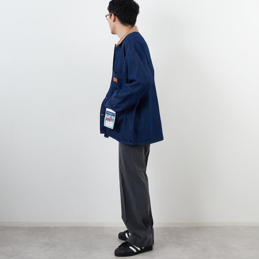 UNIVERSAL OVERALL [ユニバーサルオーバーオール] 別注 カバーオールジャケット [U2533225IN-JF] O.W BLUE &&モデル身長：168cm 着用サイズ：M&&