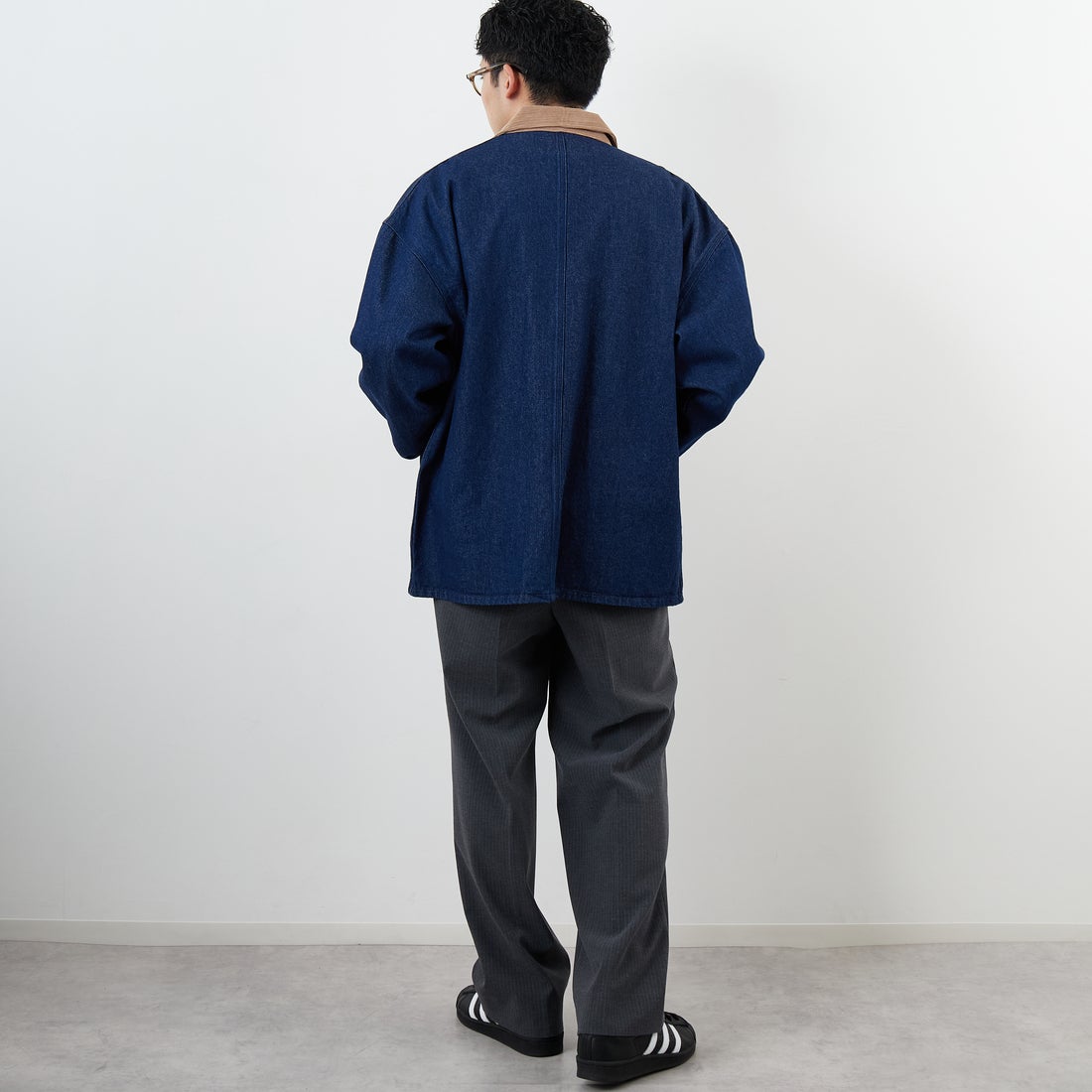 UNIVERSAL OVERALL [ユニバーサルオーバーオール] 別注 カバーオールジャケット [U2533225IN-JF] O.W BLUE &&モデル身長：168cm 着用サイズ：M&&