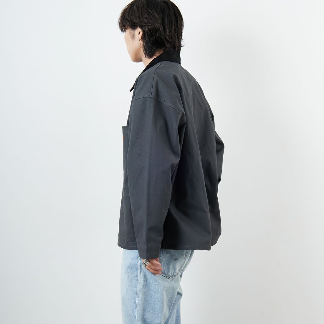 UNIVERSAL OVERALL [ユニバーサルオーバーオール] 別注 カバーオールジャケット [U2533225IN-JF] CHARCOAL &&モデル身長：179cm 着用サイズ：M&&
