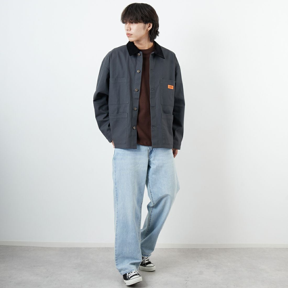 UNIVERSAL OVERALL [ユニバーサルオーバーオール] 別注 カバーオールジャケット [U2533225IN-JF] CHARCOAL &&モデル身長：179cm 着用サイズ：M&&