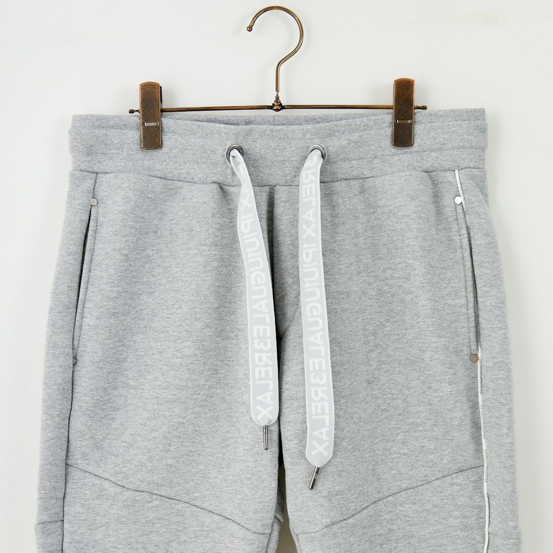 1PIU1UGUALE3 RELAX [ウノ ピゥ ウノ ウグァーレ トレ] パイピングロゴワイドスピンドルジョガーパンツ [USB-25148] SN80 GRAY