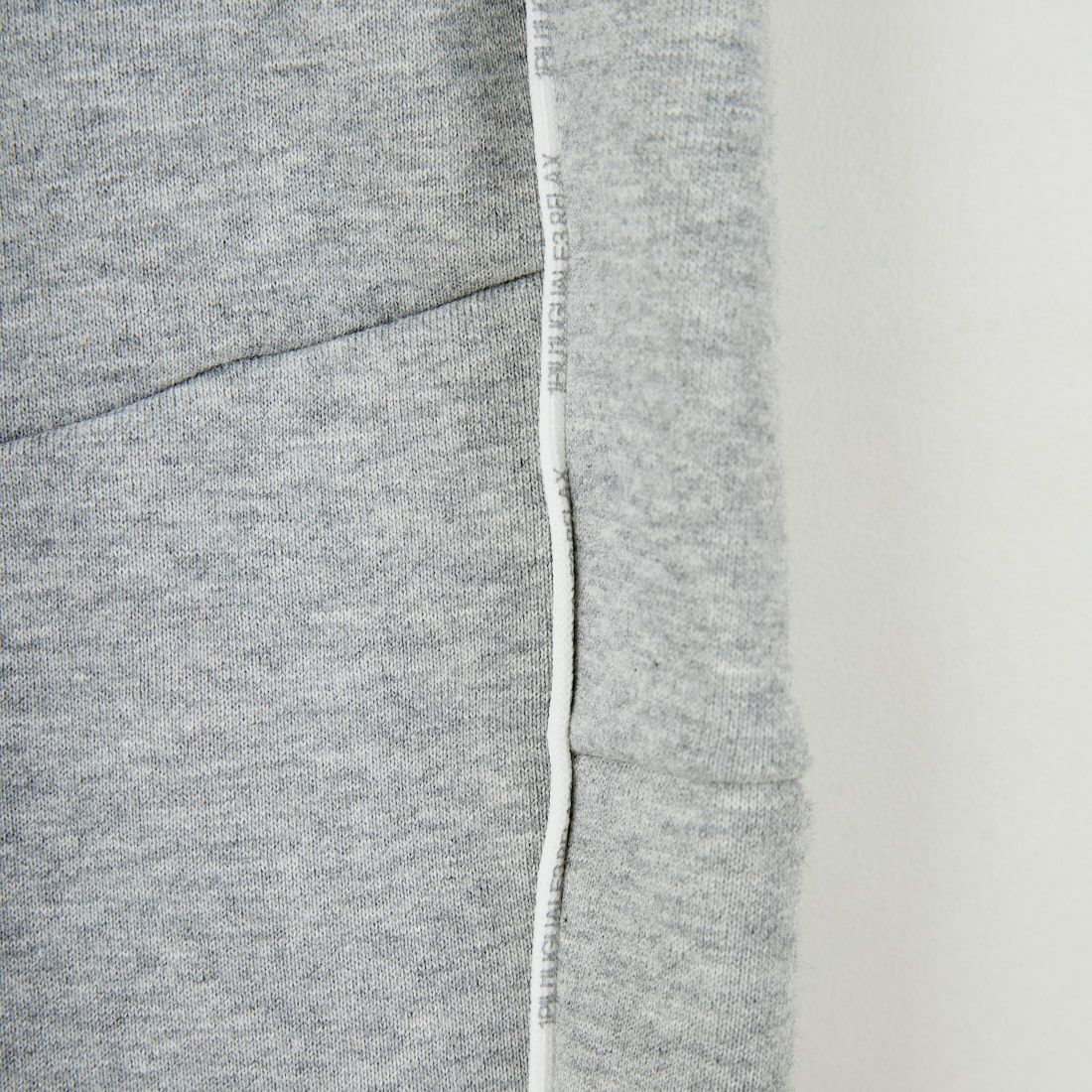 1PIU1UGUALE3 RELAX [ウノ ピゥ ウノ ウグァーレ トレ] パイピングロゴワイドスピンドルジョガーパンツ [USB-25148] SN80 GRAY