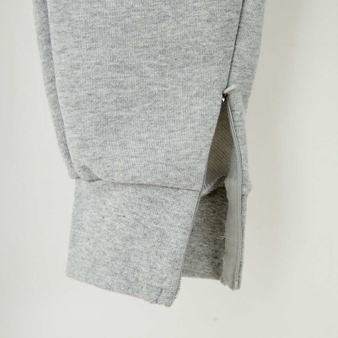 1PIU1UGUALE3 RELAX [ウノ ピゥ ウノ ウグァーレ トレ] パイピングロゴワイドスピンドルジョガーパンツ [USB-25148] SN80 GRAY