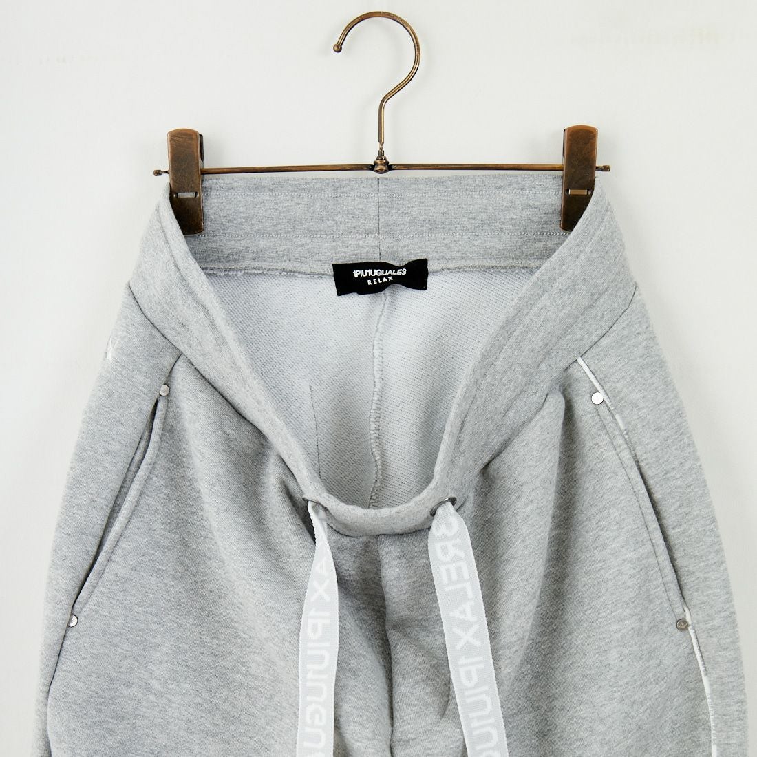 1PIU1UGUALE3 RELAX [ウノ ピゥ ウノ ウグァーレ トレ] パイピングロゴワイドスピンドルジョガーパンツ [USB-25148] SN80 GRAY