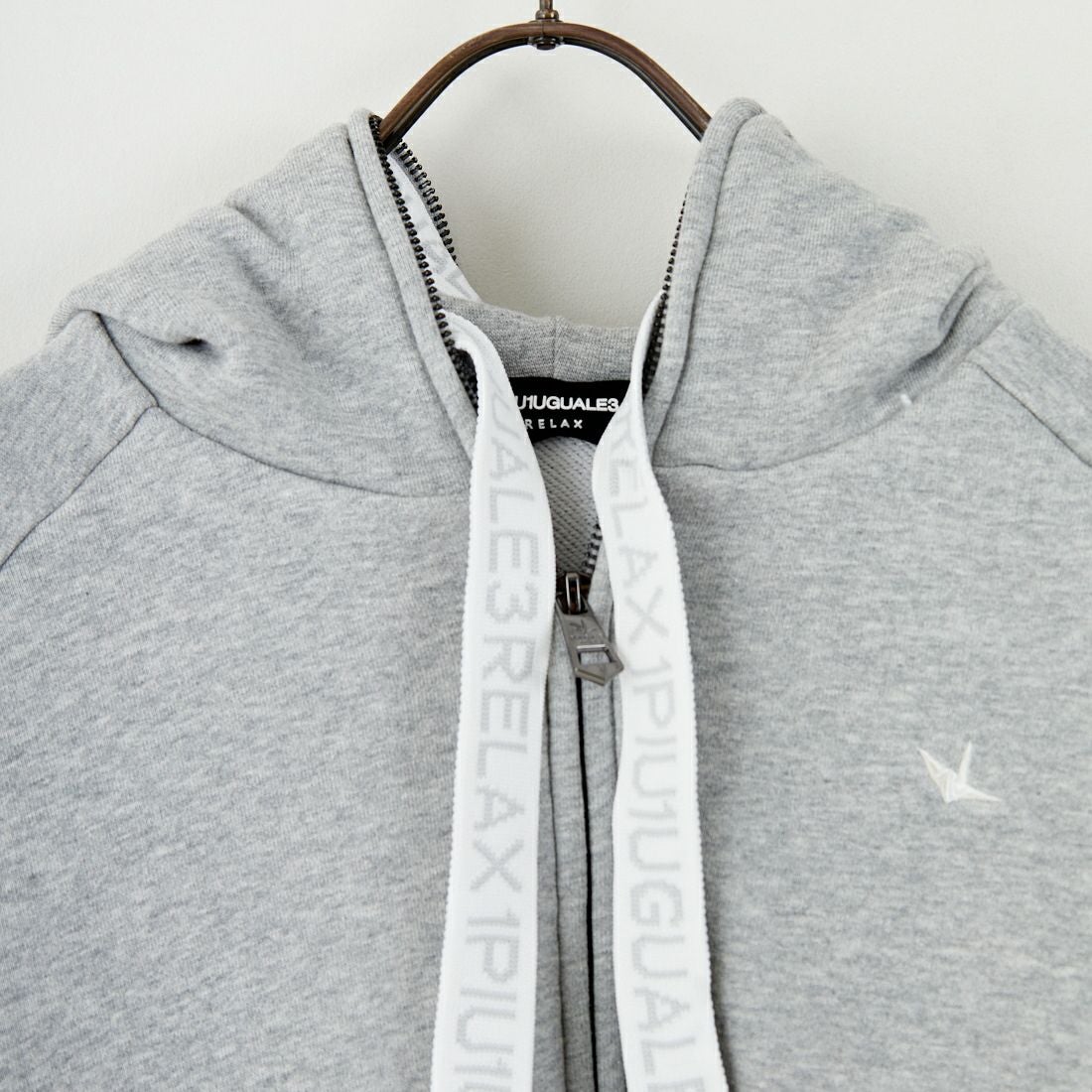 1PIU1UGUALE3 RELAX [ウノ ピゥ ウノ ウグァーレ トレ] パイピングロゴワイドスピンドルパーカー [USO-25148] SN80 GRAY