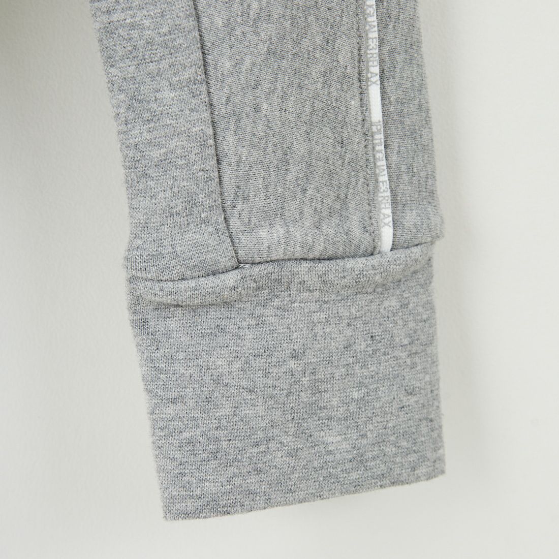 1PIU1UGUALE3 RELAX [ウノ ピゥ ウノ ウグァーレ トレ] パイピングロゴワイドスピンドルパーカー [USO-25148] SN80 GRAY