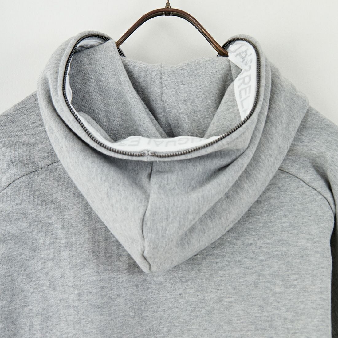 1PIU1UGUALE3 RELAX [ウノ ピゥ ウノ ウグァーレ トレ] パイピングロゴワイドスピンドルパーカー [USO-25148] SN80 GRAY