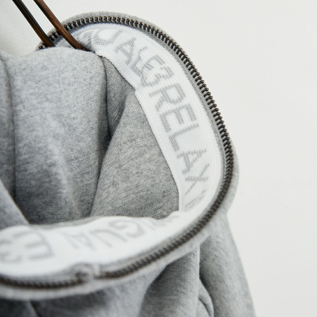 1PIU1UGUALE3 RELAX [ウノ ピゥ ウノ ウグァーレ トレ] パイピングロゴワイドスピンドルパーカー [USO-25148] SN80 GRAY