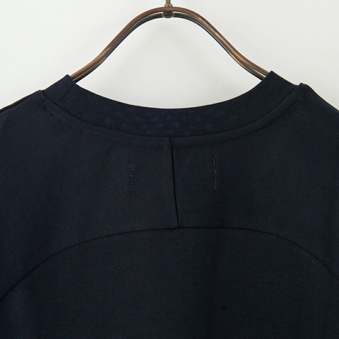 1PIU1UGUALE3 RELAX [ウノ ピゥ ウノ ウグァーレ トレ] プレートロゴロングTシャツ [UST-25134] SN90 BLACK