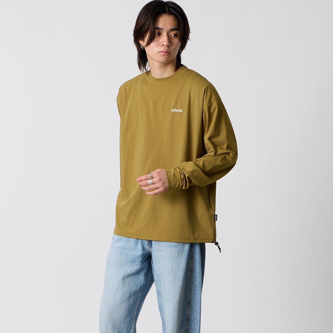 +phenix [プラスフェニックス] 別注 ワンポイント刺繍ロゴ ドローコードTシャツ [POT-25080IN-JF] MUSTARD &&モデル身長：177cm 着用サイズ：M&&