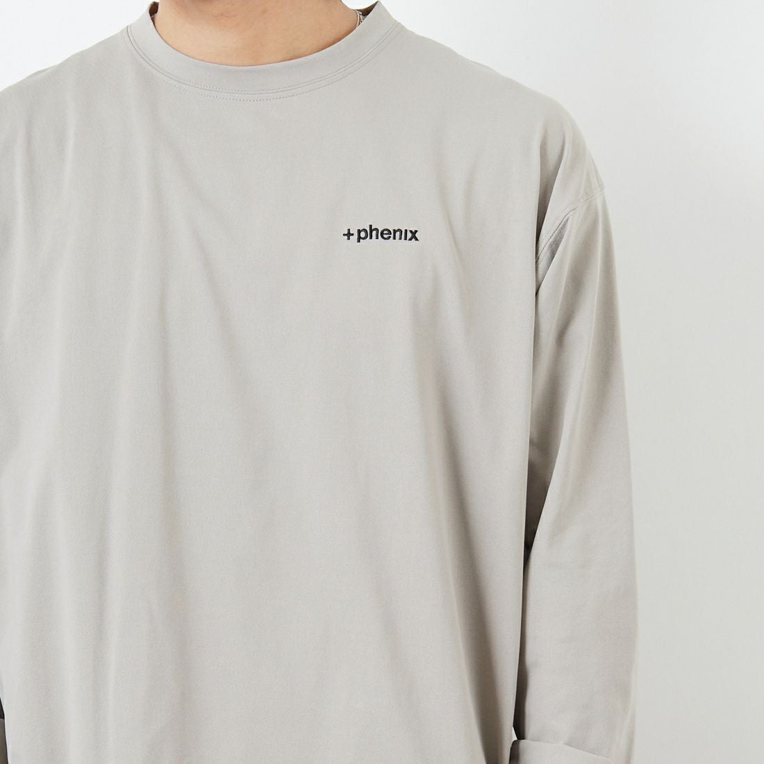 +phenix [プラスフェニックス] 別注 ワンポイント刺繍ロゴ ドローコードTシャツ [POT-25080IN-JF] GREIGE &&モデル身長：179cm 着用サイズ：L&&
