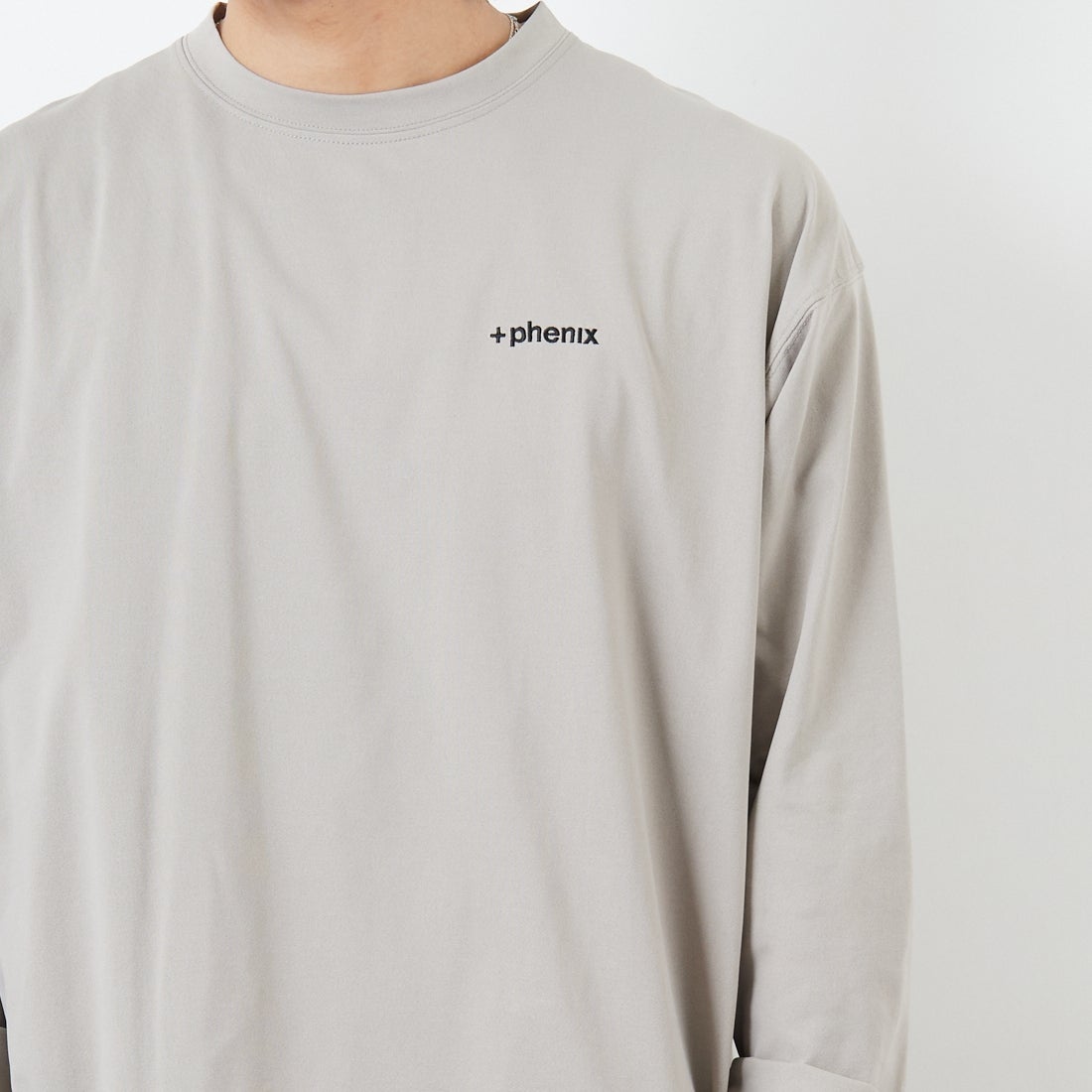 +phenix [プラスフェニックス] 別注 ワンポイント刺繍ロゴ ドローコードTシャツ [POT-25080IN-JF] GREIGE &&モデル身長：179cm 着用サイズ：L&&