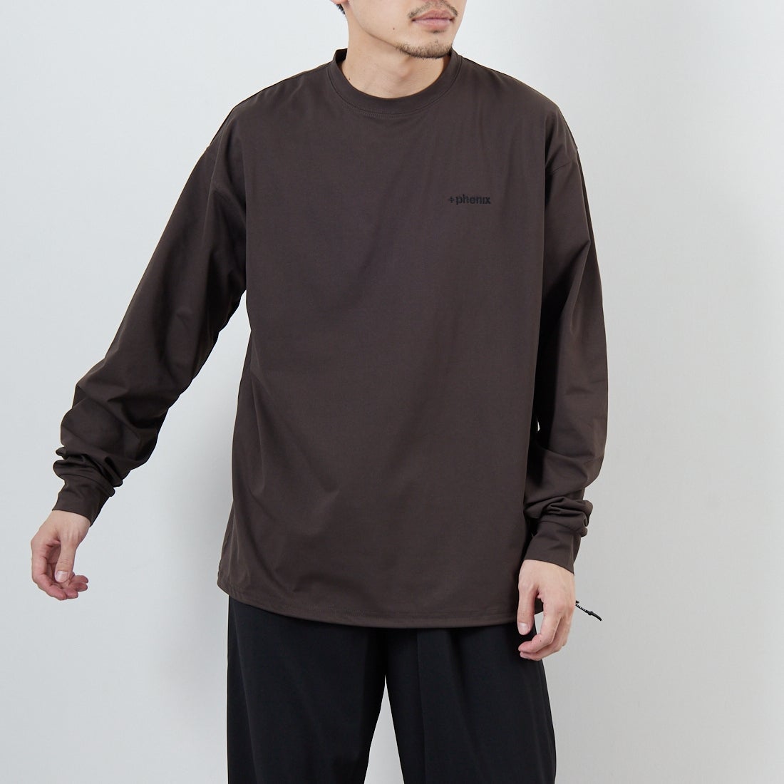 +phenix [プラスフェニックス] 別注 ワンポイント刺繍ロゴ ドローコードTシャツ [POT-25080IN-JF] CHARCOAL &&モデル身長：168cm 着用サイズ：M&&