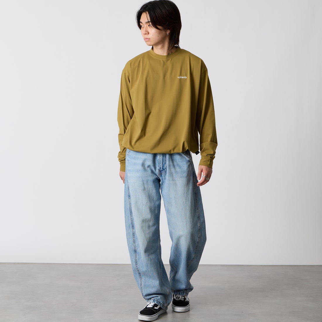 +phenix [プラスフェニックス] 別注 ワンポイント刺繍ロゴ ドローコードTシャツ [POT-25080IN-JF] MUSTARD &&モデル身長：177cm 着用サイズ：M&&