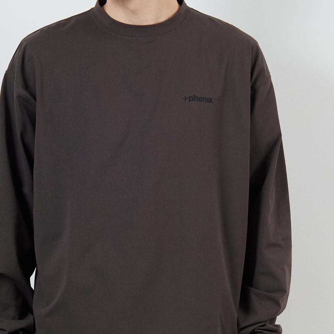 +phenix [プラスフェニックス] 別注 ワンポイント刺繍ロゴ ドローコードTシャツ [POT-25080IN-JF] CHARCOAL &&モデル身長：168cm 着用サイズ：M&&