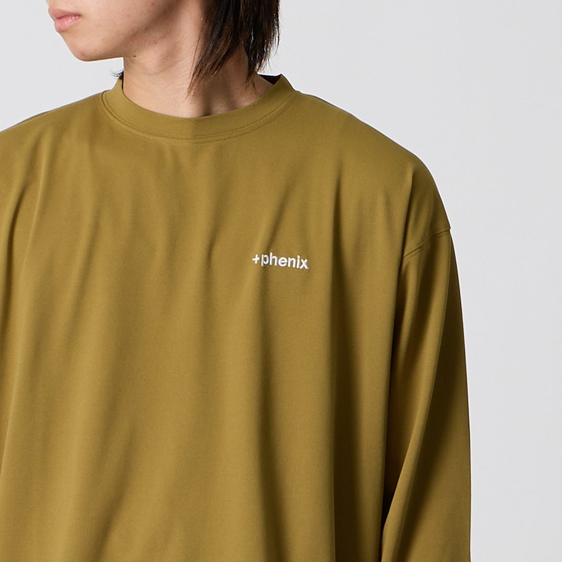 +phenix [プラスフェニックス] 別注 ワンポイント刺繍ロゴ ドローコードTシャツ [POT-25080IN-JF] MUSTARD &&モデル身長：177cm 着用サイズ：M&&