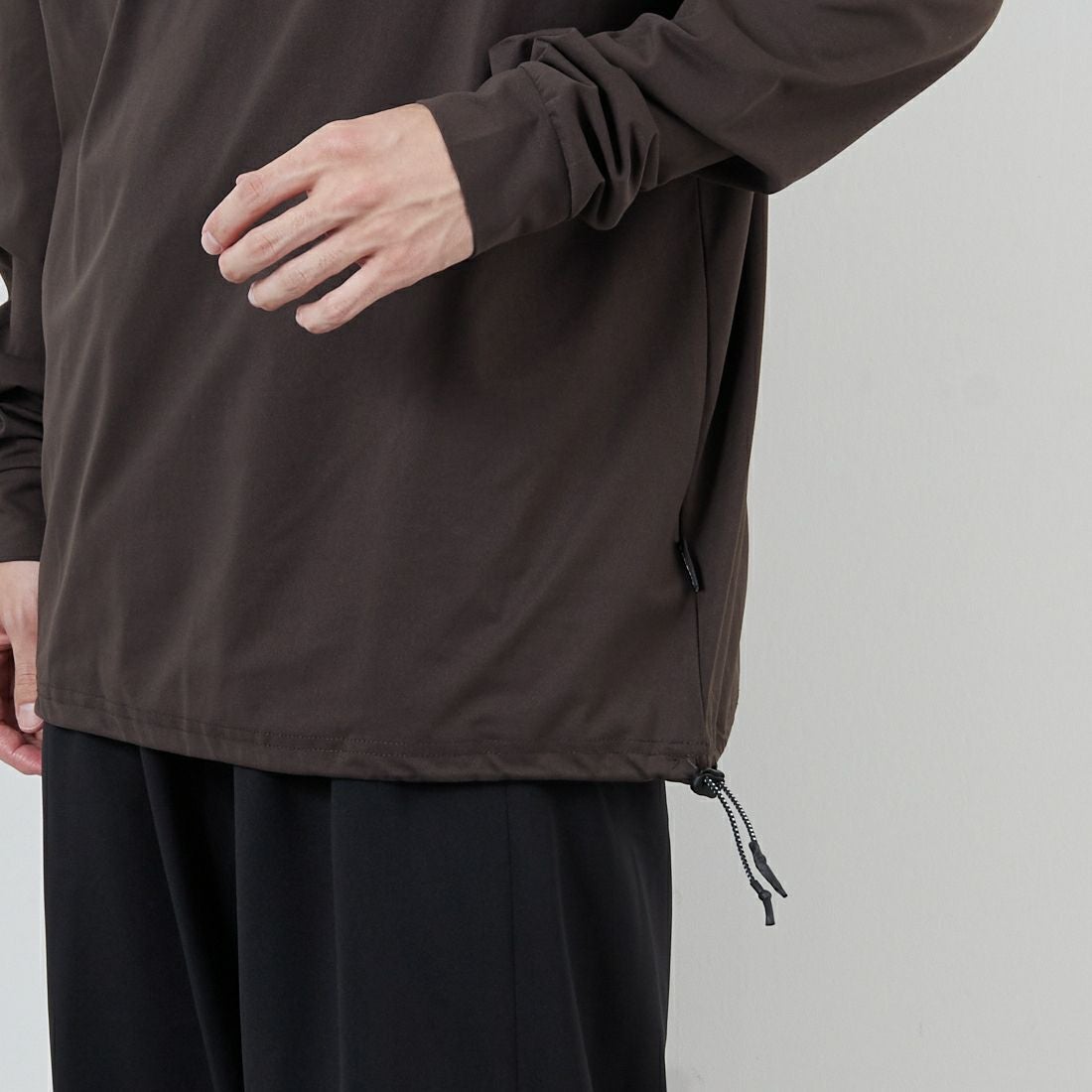 +phenix [プラスフェニックス] 別注 ワンポイント刺繍ロゴ ドローコードTシャツ [POT-25080IN-JF] CHARCOAL &&モデル身長：168cm 着用サイズ：M&&